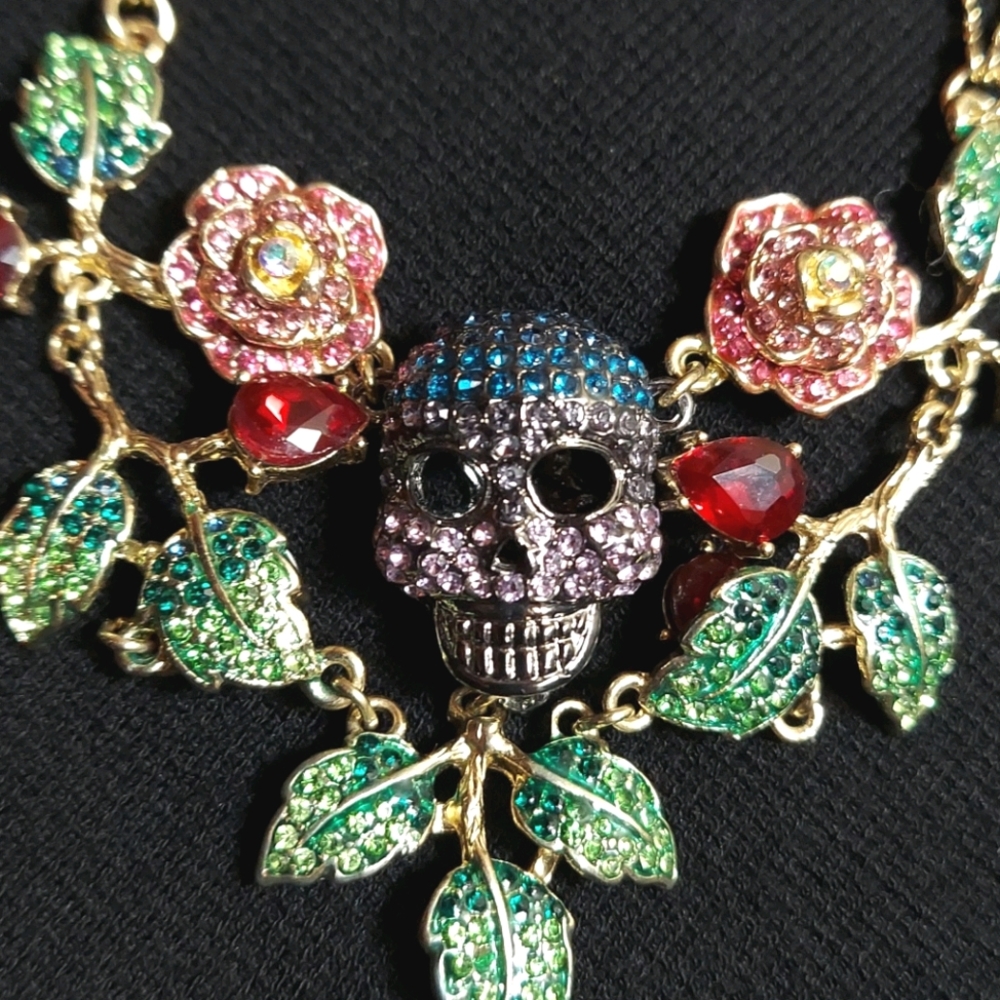Betsy Johnson skull and roses necklace 🌹